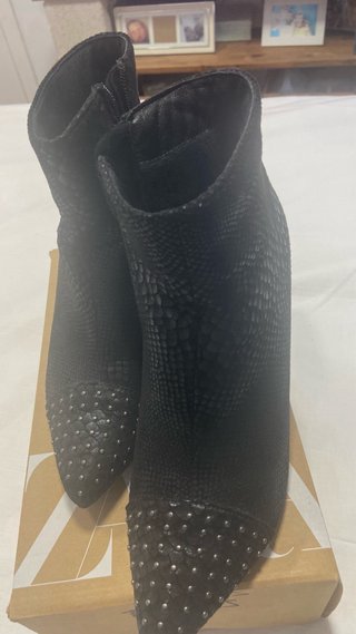 Botines negros con tachuelas