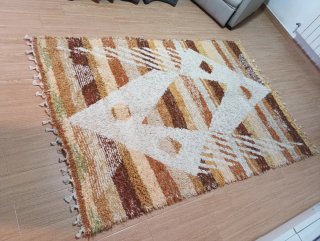 Alfombra de tela beige y marrón Medidas 1.35x2.05