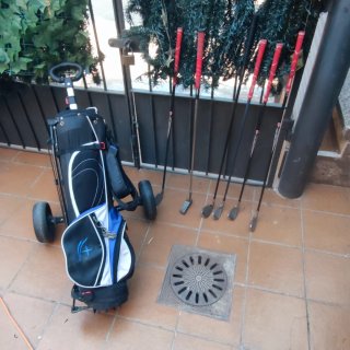 Bolsa de golf con palos.
