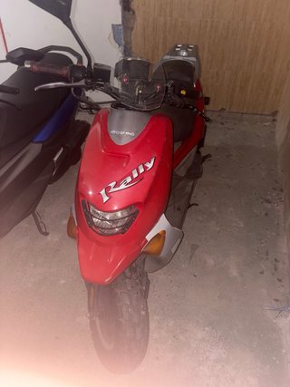 Hyosung Rally 49cc Scooter Roja