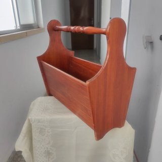 Revistero de madera, con un detalle pintado a mano
