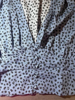 Blusa fina azul con estampado negro