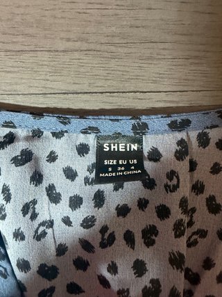 Blusa fina azul con estampado negro