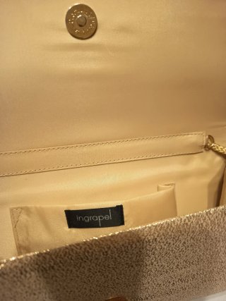Bolso de fiesta dorado con cordón.