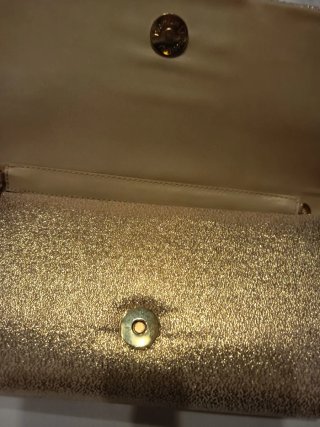 Bolso de fiesta dorado con cordón.