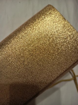 Bolso de fiesta dorado con cordón.