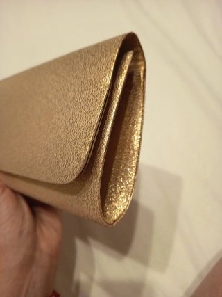Bolso de fiesta dorado con cordón.