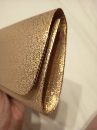 Bolso de fiesta dorado con cordón.