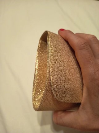 Bolso de fiesta dorado con cordón.