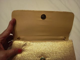 Bolso de fiesta dorado con cordón.
