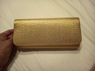 Bolso de fiesta dorado con cordón.