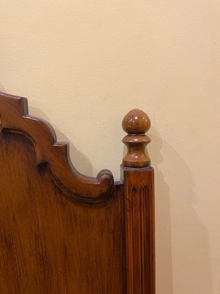 Cabecero de cama de madera tallada