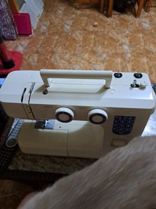 Máquina de coser blanca