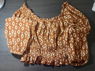 Blusa marrón con estampado blanco