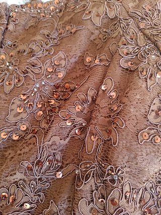 Vestido de fiesta marrón y dorado