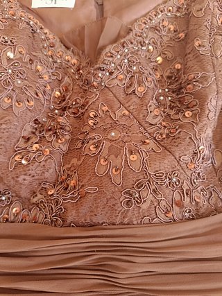 Vestido de fiesta marrón y dorado