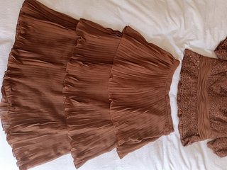 Vestido de fiesta marrón y dorado