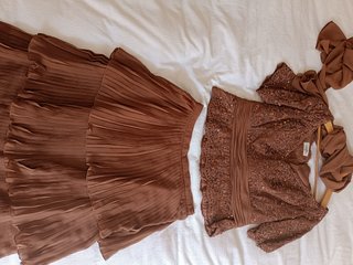 Vestido de fiesta marrón y dorado