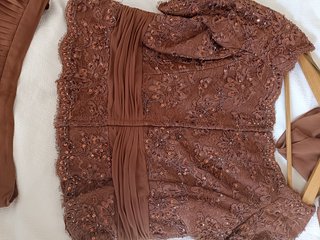 Vestido de fiesta marrón y dorado