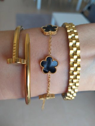 Pulseras de oro y negro