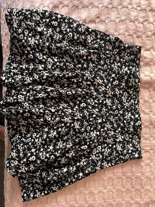 falda pantalon floral negro y blanco