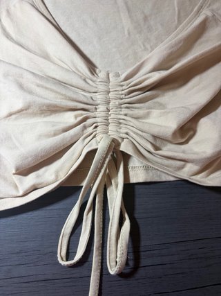 Top beige manga larga con nudo