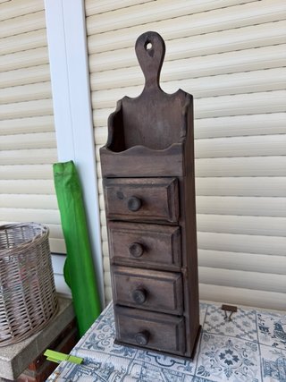 Mueble de madera antiguo para almacenaje colgador