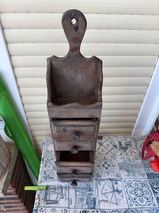 Mueble de madera antiguo para almacenaje colgador
