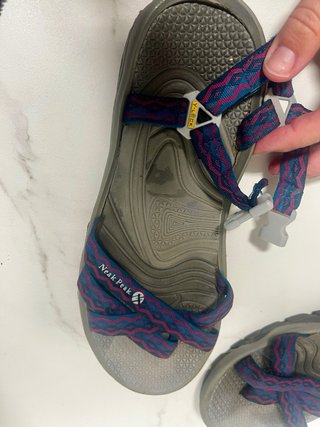 Sandalias Neak Peak Cierre