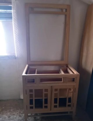 Mueble de madera con marco de espejo