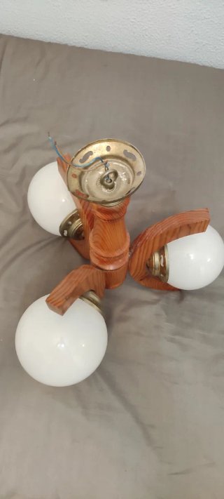 Lámpara de madera con 3 tulipas de cristal