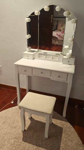 Tocador blanco con espejo y taburete