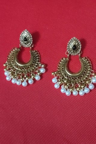 Pendientes dorados con perlas estilo Boho-chic