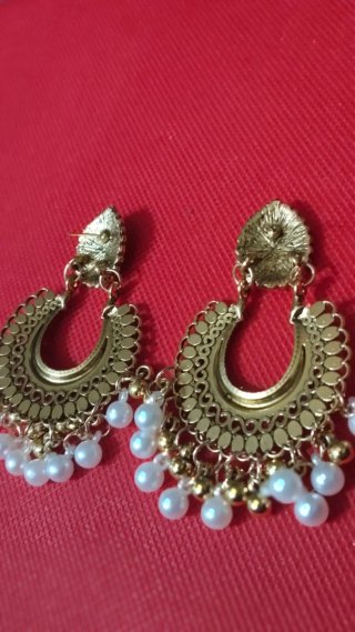 Pendientes dorados con perlas estilo Boho-chic