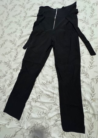 Pantalón negro tela elástica.