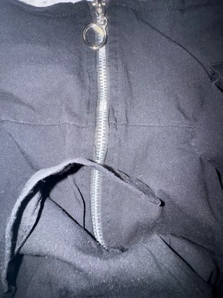 Pantalón negro tela elástica.