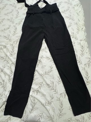 Pantalón negro tela elástica.