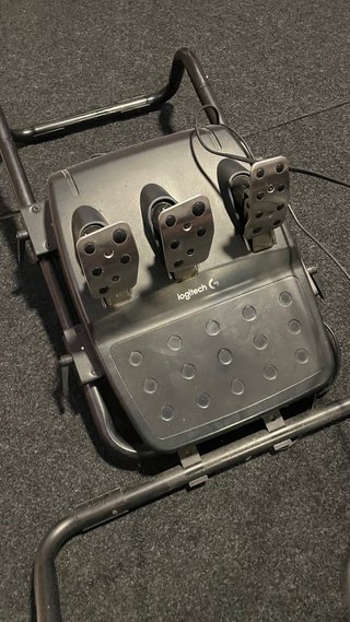 Volante Logitech PS4/PS5 con Pedales