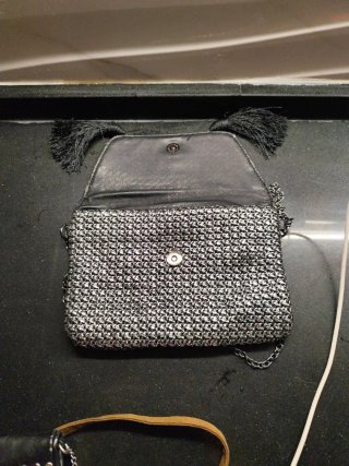 Bolso de mano plateado con flecos