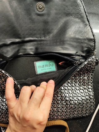 Bolso de mano plateado con flecos