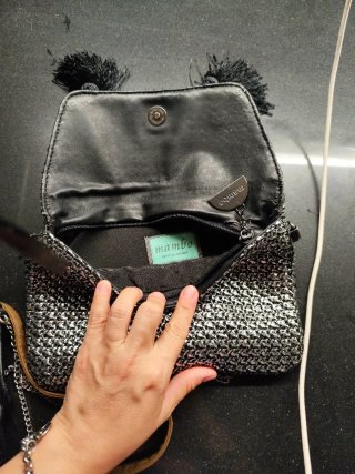 Bolso de mano plateado con flecos