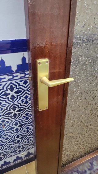 Puerta madera con cristalera opaca