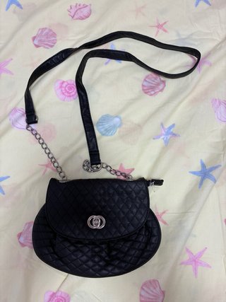 Bolso negro acolchado con cadena