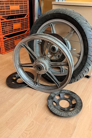 2 Llantas Ducati Pantah 500 con 3 discos