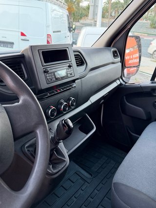 Nissan NV400 2021