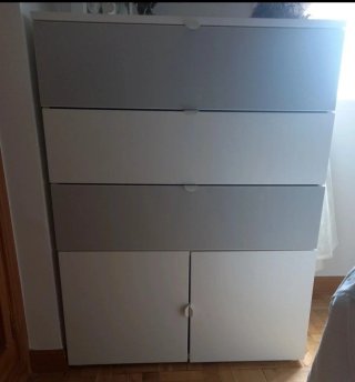 Cómoda gris y blanca