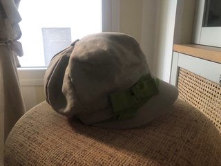 Gorra verde claro con lazo verde