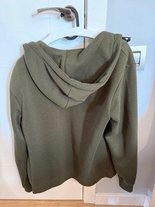 Chaqueta con cremallera y capucha