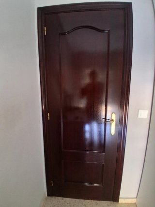 Puerta interior madera oscura