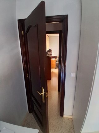 Puerta interior madera oscura